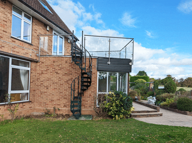 Second story glass balustrade for a house